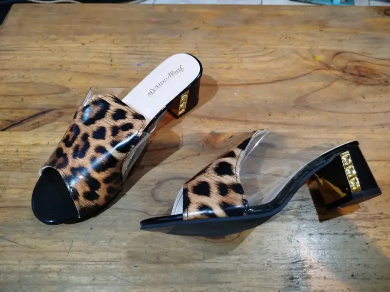 Sandalias de tacón bajo con estampado animal print - 2