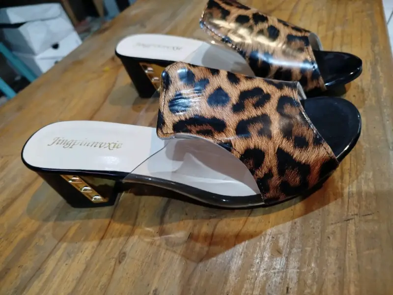 Sandalias de tacón bajo con estampado animal print - 4