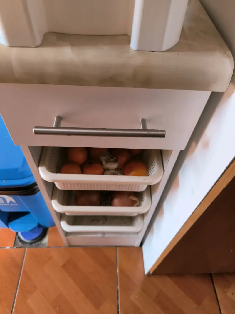 Mueble organizador de cocina con canastos - 1