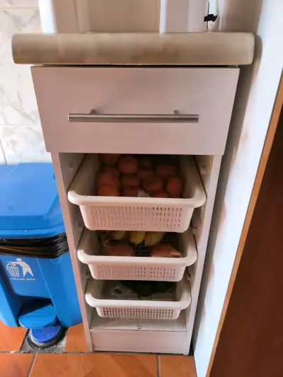 Mueble organizador de cocina con canastos - miniatura 2
