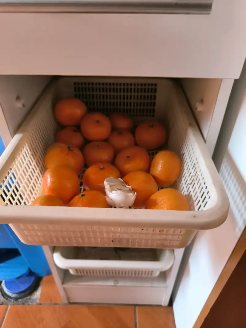 Mueble organizador de cocina con canastos - 3