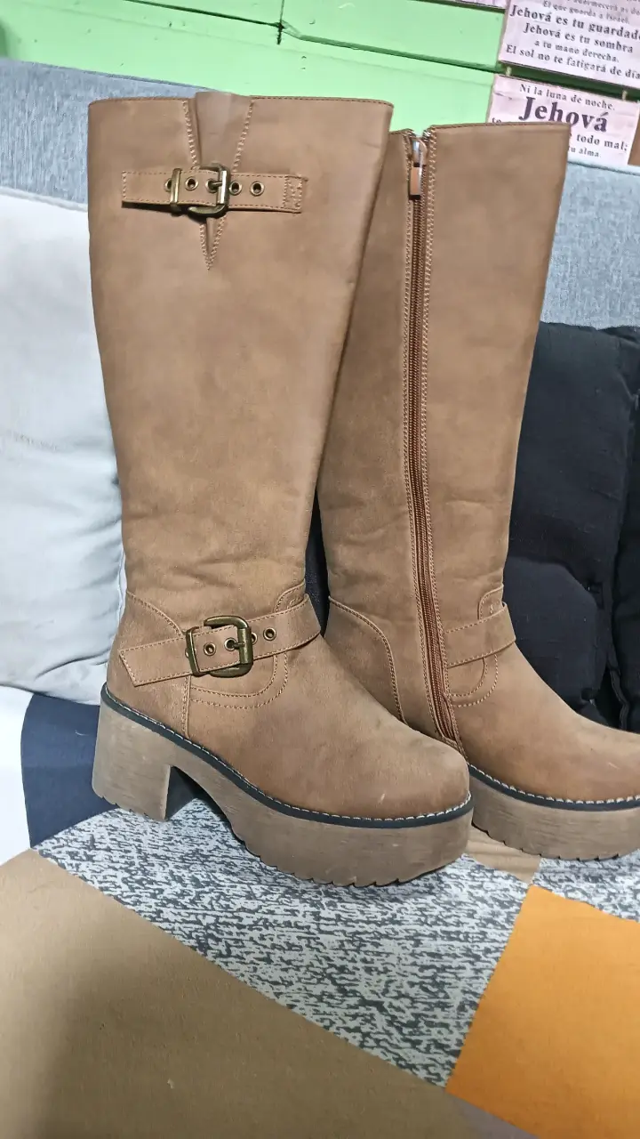 Botas altas de mujer color marrón con hebillas - 4