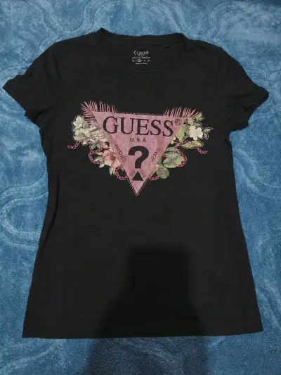 Polera negra Guess con diseño floral - miniatura 1
