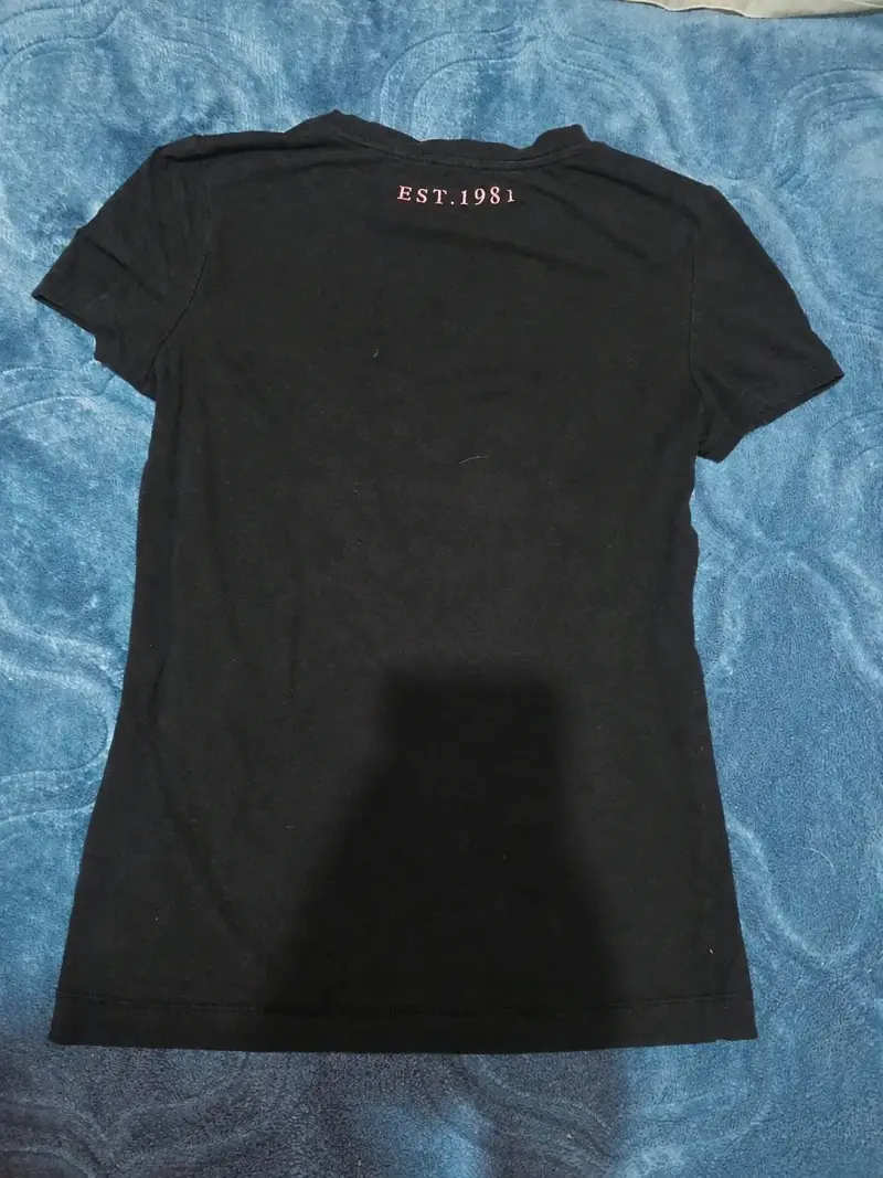 Polera negra Guess con diseño floral - 2