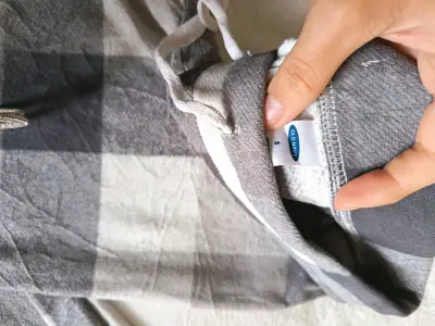 Pantalones de pijama a cuadros grises Old Navy - miniatura 2