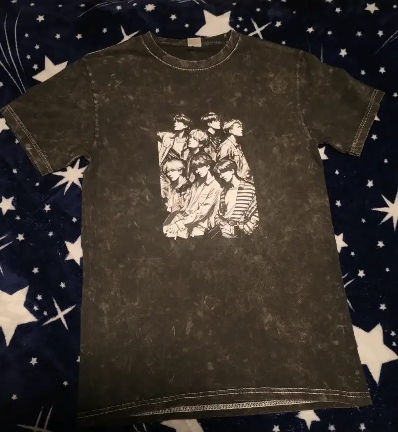 Polera negra con diseño de banda BTS - 1