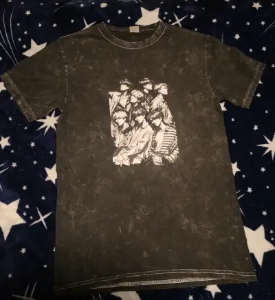 Polera negra con diseño de banda BTS - miniatura 1