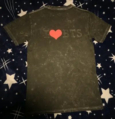 Polera negra con diseño de banda BTS - miniatura 2