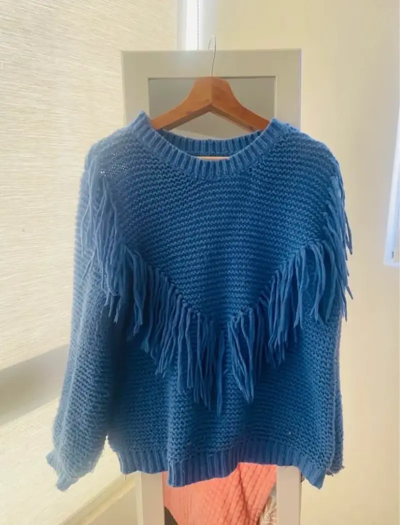 Suéter azul con flecos para mujer