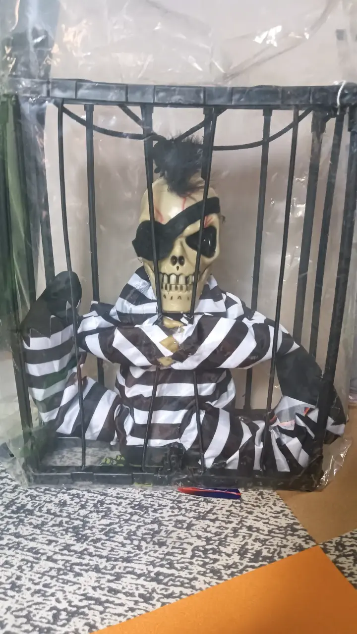 Decoración de Halloween esqueleto enjaulado