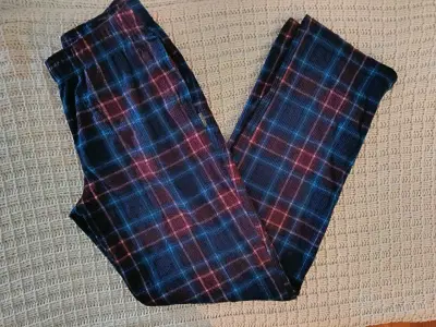 Pantalones de pijama a cuadros azul y rojo - miniatura 1