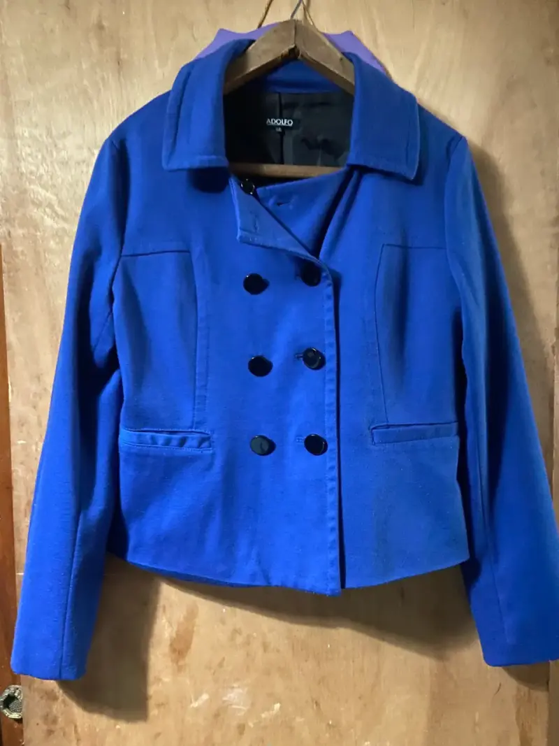 Chaqueta azul de mujer Adolfo con botones