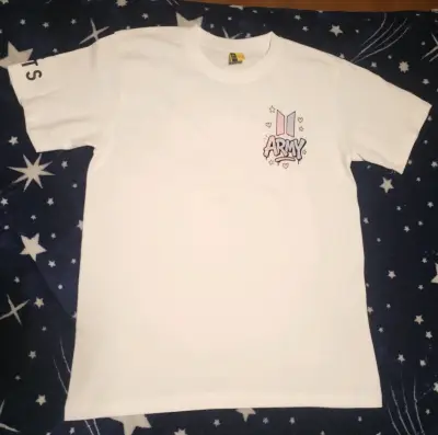 Polera blanca BTS Army con diseño gráfico - miniatura 1
