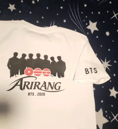 Polera blanca BTS Army con diseño gráfico - miniatura 2