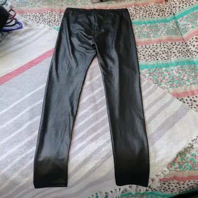 Leggings de cuero sintético negro - miniatura 2