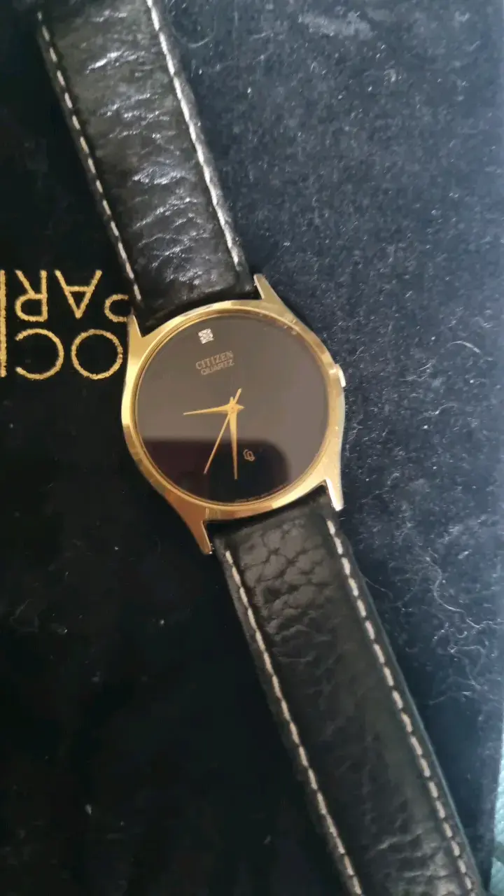 Reloj Citizen Quartz dorado con correa de cuero - 1