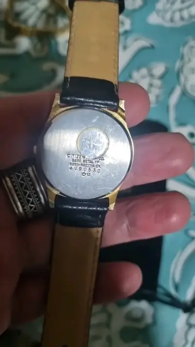 Reloj Citizen Quartz dorado con correa de cuero - miniatura 2