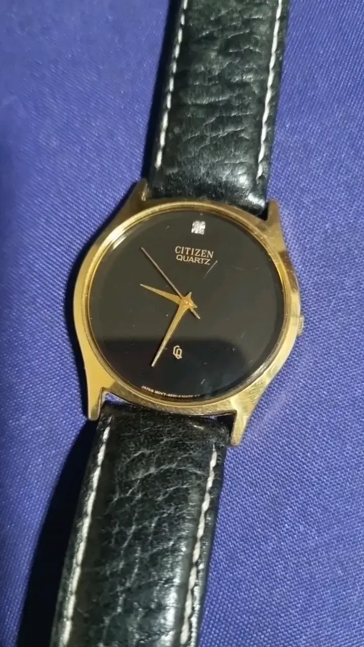 Reloj Citizen Quartz dorado con correa de cuero - 3