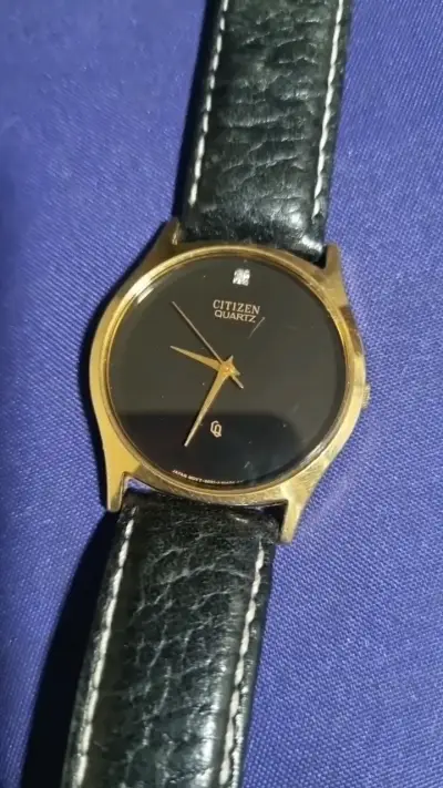 Reloj Citizen Quartz dorado con correa de cuero - miniatura 3