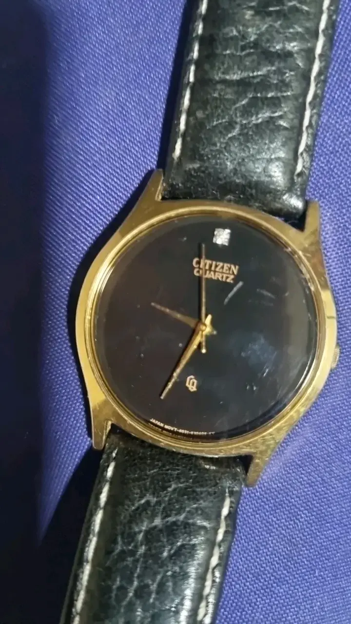 Reloj Citizen Quartz dorado con correa de cuero - 4