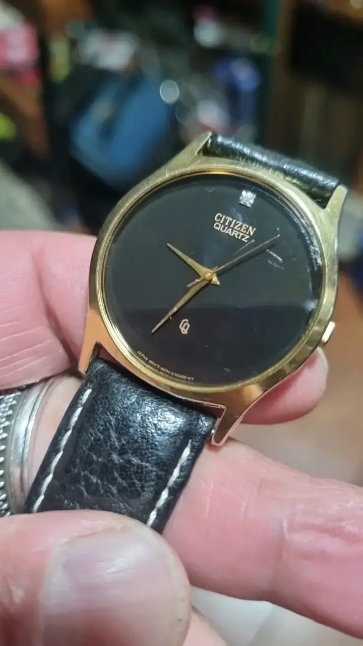 Reloj Citizen Quartz dorado con correa de cuero - 5