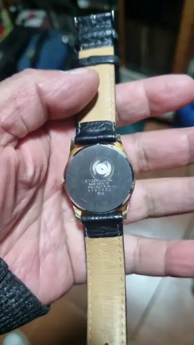 Reloj Citizen Quartz dorado con correa de cuero - miniatura 6