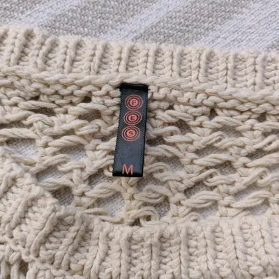 Suéter tejido beige de punto abierto - miniatura 2