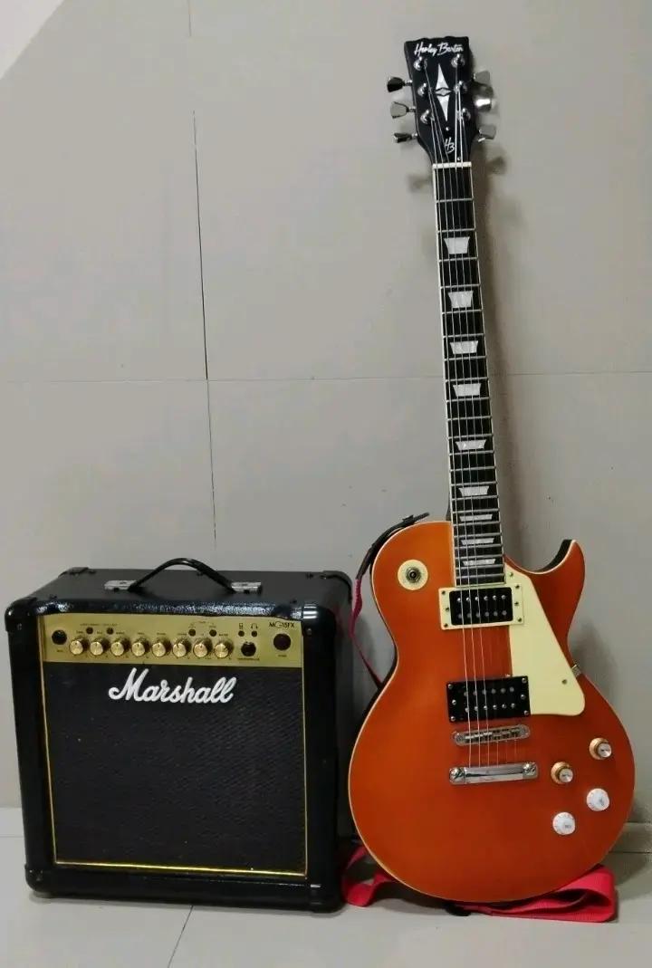 Guitarra eléctrica Harley Benton con amplificador Marshall