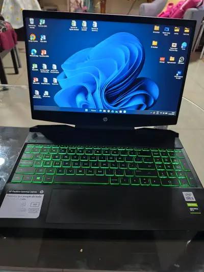Laptop HP Pavilion Gaming con teclado retroiluminado - miniatura 1