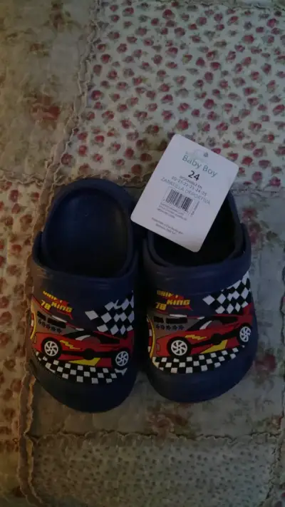 Zapatillas deportivas para niño talla 24 con diseño de autos - miniatura 1