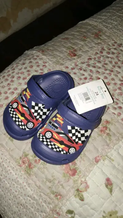 Zapatillas deportivas para niño talla 24 con diseño de autos - miniatura 2