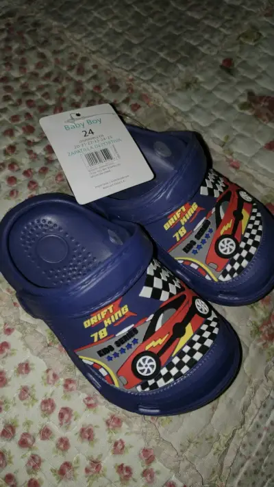 Zapatillas deportivas para niño talla 24 con diseño de autos - miniatura 3