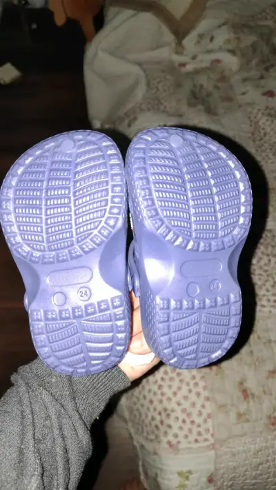 Zapatillas deportivas para niño talla 24 con diseño de autos - miniatura 4