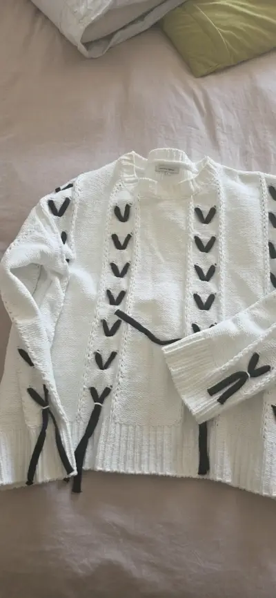 Suéter blanco detalles  negros Jacinta Tienda L - miniatura 1