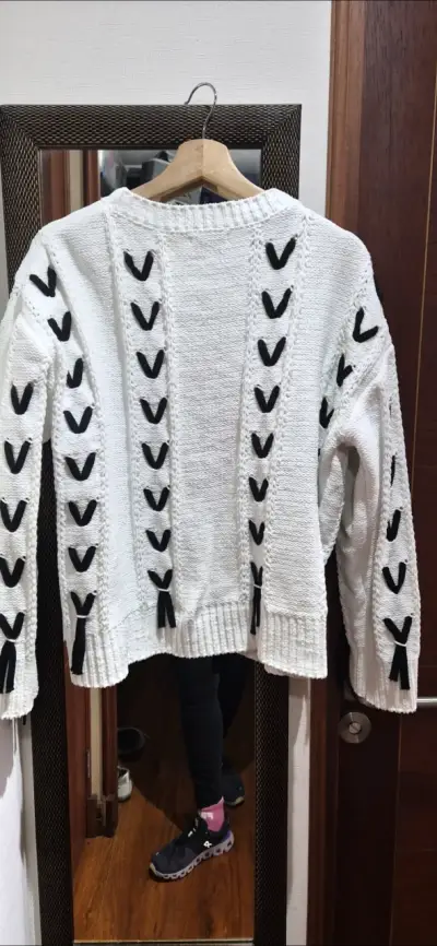 Suéter blanco detalles  negros Jacinta Tienda L - miniatura 3