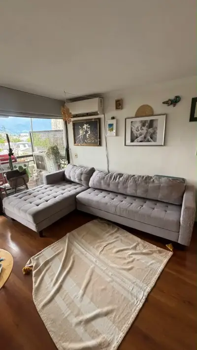 Sofá seccional gris claro en buen estado - miniatura 2