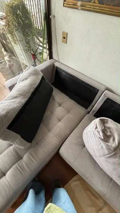 Sofá seccional gris claro en buen estado - miniatura 5
