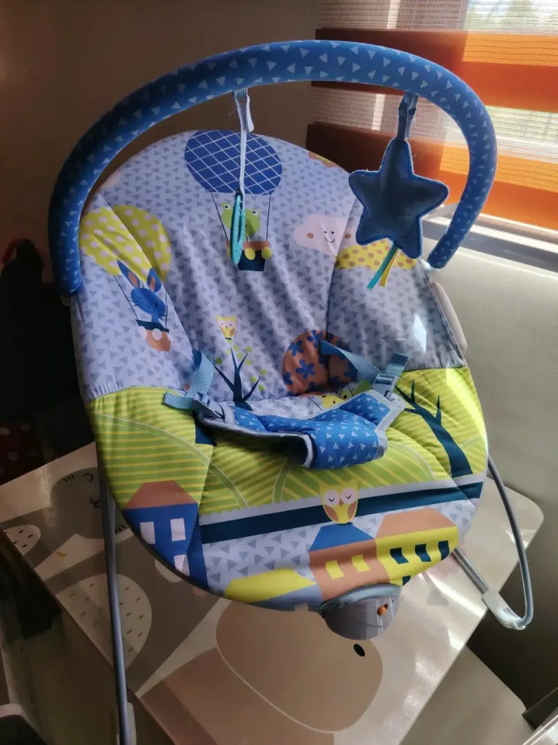 Silla Mecedora para Bebé con Juguetes Colgantes - 1