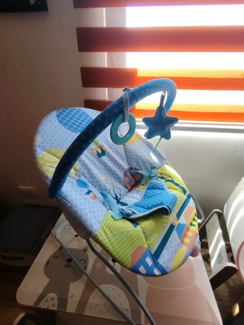 Silla Mecedora para Bebé con Juguetes Colgantes - 2
