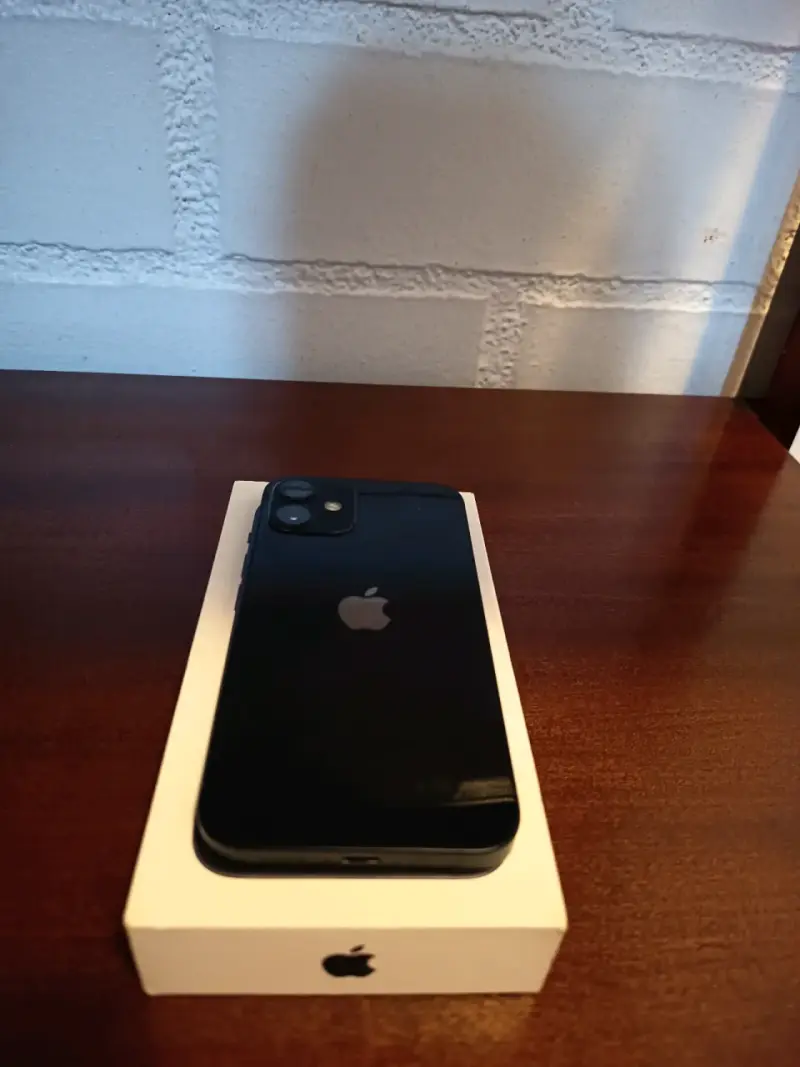 iPhone 12 con batería al 78% en buen estado - 5