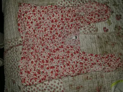 Blusa sin mangas floral roja para mujer - miniatura 1