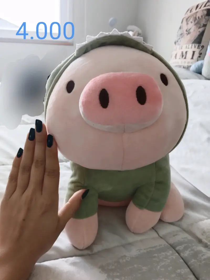 Peluche de cerdito con disfraz de dinosaurio