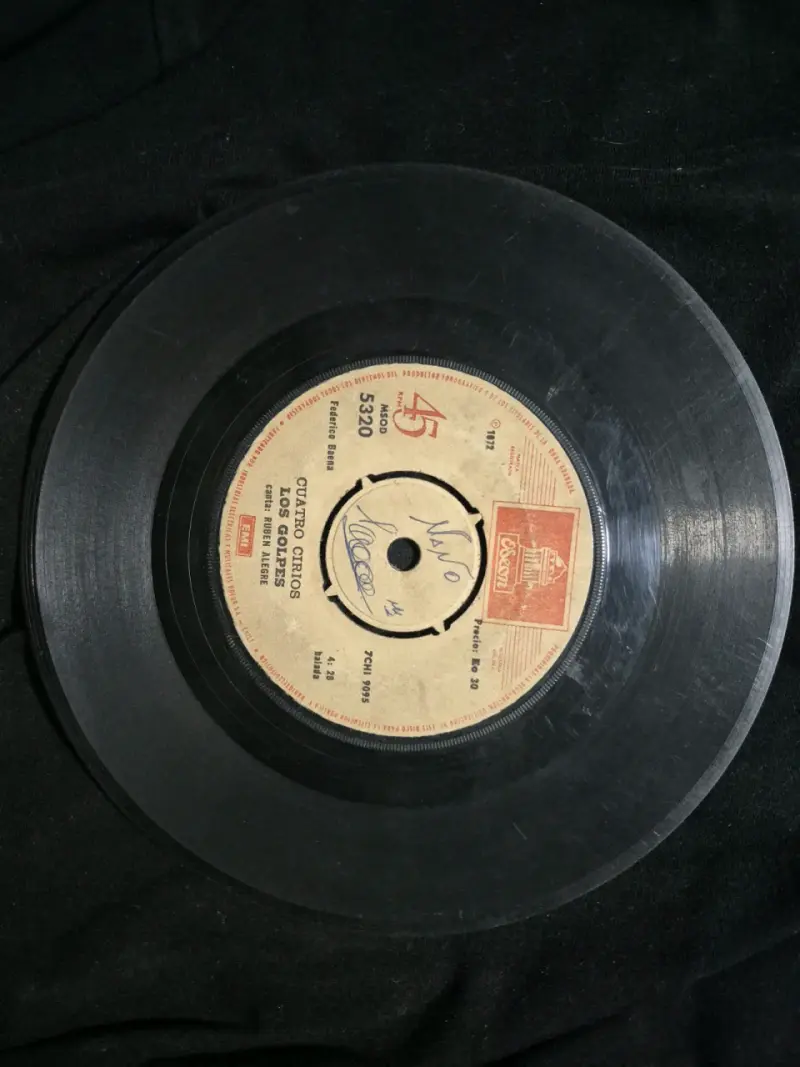 Disco de vinilo 45 RPM Los Golpes Cuatro Cirios
