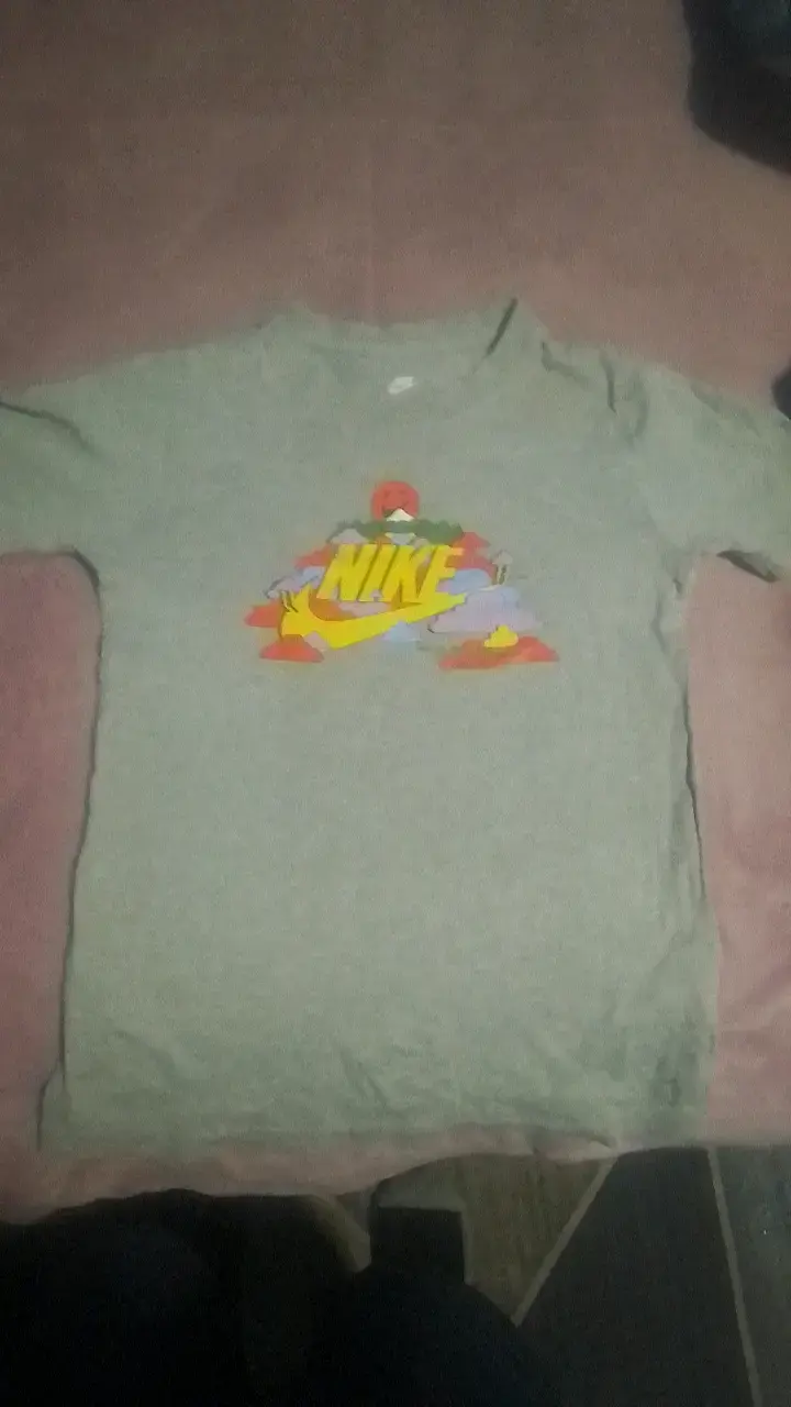 Polera Nike gris con diseño colorido