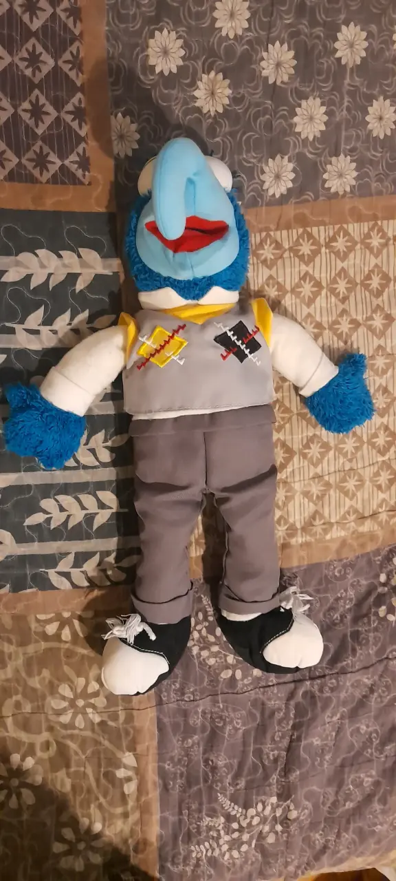 Peluche de personaje azul con nariz grande - 1