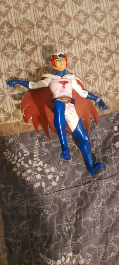 Figura de acción vintage de superhéroe con capa - miniatura 1