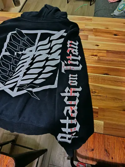 Polerón negro Attack on Titan con capucha - miniatura 3