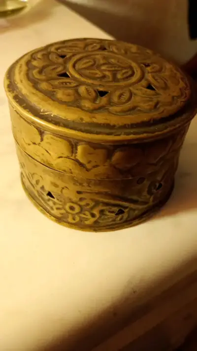 Caja Decorativa de Latón con Diseño Floral - miniatura 2