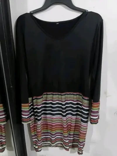 Vestido negro con rayas multicolor - miniatura 1