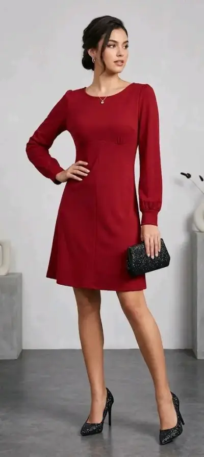 Vestido negro ajustado con botones decorativos - miniatura 6